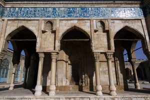 "خدای خانه" مکانی است در میانه‌ی صحن مسجد عتیق در شیراز