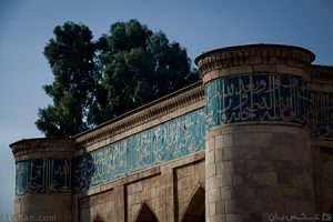 "خدای خانه" مکانی است در میانه‌ی صحن مسجد عتیق در شیراز