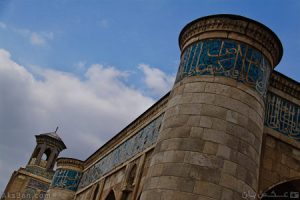 "خدای خانه" مکانی است در میانه‌ی صحن مسجد عتیق در شیراز