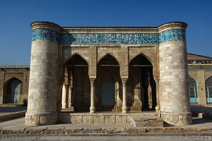 "خدای خانه" مکانی است در میانه‌ی صحن مسجد عتیق در شیراز