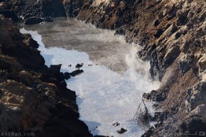 آب ِ داخل خندق چنان گرم شده که از آن بخار بلند می‌شود