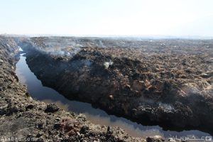 برای مهار این آتش زیرزمینی خندقی حفر کرده‌اند و داخل آن را آب ریخته‌اند؛ مؤثر است!