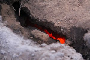 همان شیار بالایی را از نمای نزدیک که ببینیم، کوره‌ی زیرزمینی بهتر دیده می‌شود