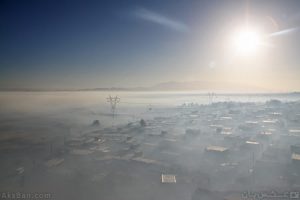 روستای اسلاملو و خانه‌هایی که زیر لایه‌ای از دود غلیظ قرار گرفته‌اند