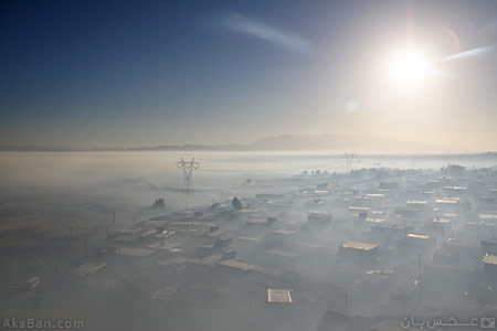 روستای اسلاملو و خانههایی که زیر لایهای از دود غلیظ قرار گرفتهاند خودسوزی ِ زمین