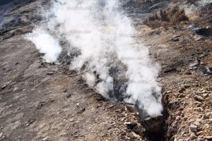 یکی از شیارهایی که در زمین ایجاد شده و از آن دود خارج می‌شود