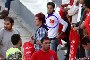 پرچم ترکیه روی قلب طرفداران تراکتورسازی تبریز حاشیه‌ی بازی فجرسپاسی و تراکتورسازی