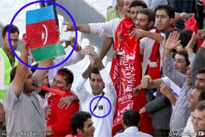 پرچم آذربایجان در دست یکی از لیدرهای تراکتورسازی تبریز حاشیه‌ی بازی فجرسپاسی و تراکتورسازی